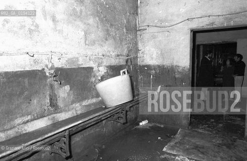 Caption: Localizzazione:.VENEZIA / GIUDECCA.Oggetto:.Soggetto:.CONVENTO DEI SS.COSMA E DAMIANO / CHIOSTRO / ABITAZIONI IMPROPRIE / CASERMONE.Cronologia:.XVI SECOLO .Definizione Culturale:.   Autore:  .   Stile: .   Editori/Stampatori:.   Committenza:.Materia e Tecnica:.Collocazione:.Note:.A18 38.Riproduzione Fotografica:.Copyright:.Graziano Arici/Rosebud2 Data:.1980.Costo:.A