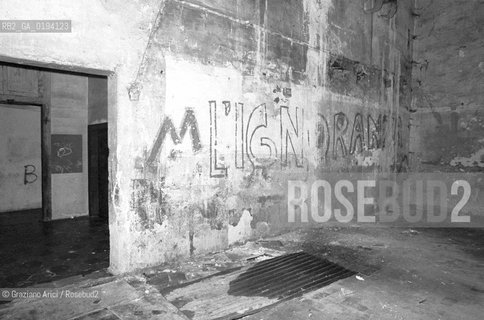 Caption: Localizzazione:.VENEZIA / GIUDECCA.Oggetto:.Soggetto:.CONVENTO DEI SS.COSMA E DAMIANO / CHIOSTRO / ABITAZIONI IMPROPRIE / CASERMONE.Cronologia:.XVI SECOLO .Definizione Culturale:.   Autore:  .   Stile: .   Editori/Stampatori:.   Committenza:.Materia e Tecnica:.Collocazione:.Note:.A18 24.Riproduzione Fotografica:.Copyright:.Graziano Arici/Rosebud2 Data:.1980.Costo:.A