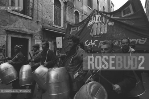 MANIFESTAZIONE , CORTEO DEI LAVORATORI DEL PETROLCHIMICO , PORTO MARGHERA - VENEZIA - 1979 - ©Graziano Arici/Rosebud2 / POLITICA