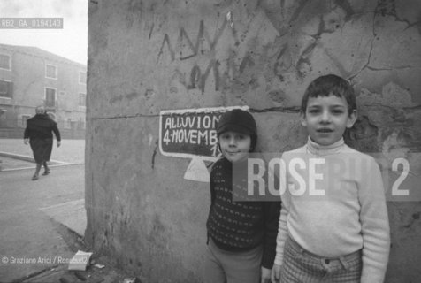 PELLESTRINA : SCRITTA CHE SEGNALA IL LIVELLO DELLALTA MAREA  DEL 1966 - VENEZIA - 1980 - ©Graziano Arici/Rosebud2 / BAMBINO