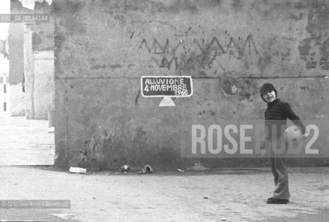 PELLESTRINA : SCRITTA CHE SEGNALA IL LIVELLO DELLALTA MAREA  DEL 1966 - VENEZIA - 1980 - ©Graziano Arici/Rosebud2 / BAMBINO / GIOCO