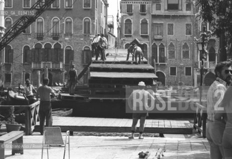 LA COSTRUZIONE DEL PONTE VOTIVO PER LA FESTA DELLA SALUTE - VENEZIA - 1979 - ©Graziano Arici/Rosebud2 / RELIGIONE
