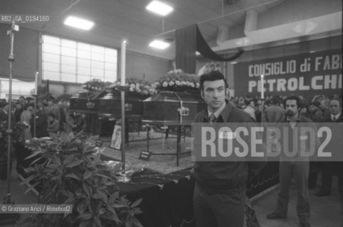 FUNERALI DI OPERAI MORTI IN UN INCIDENTE SUL LAVORO AL PETROLCHIMICO - PORTO MARGHERA  - VENEZIA - 1979 - ©Graziano Arici/Rosebud2 / INDUSTRIA / OPERAIO / FUNERALE