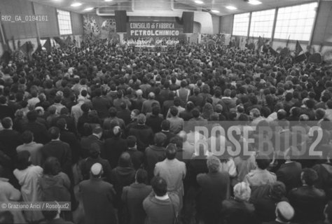 FUNERALI DI OPERAI MORTI IN UN INCIDENTE SUL LAVORO AL PETROLCHIMICO - PORTO MARGHERA  - VENEZIA - 1979 - ©Graziano Arici/Rosebud2 / INDUSTRIA / OPERAIO / FUNERALE