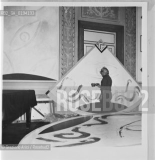 IL PITTORE VIRGILIO GUIDI © 1983 ARCHIVIO Graziano Arici/Rosebud2 / ARTE / SCENOGRAFIA / TEATRO LA FENICE./ La cessione dei diritti si intende per quanto di nostra competenza; non comprende invece le eventuali spese relative a diritti che potranno essere richiesti dagli Enti cui appartengono le opere riprese. Tali costi, ove neccessari, e lÕespletamento di qualsivoglia pratica di richiesta permessi sono esclusivamente  a  carico del committente. .