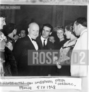 IL COMPOSITORE PAUL HINDEMITH CON GLI INTERPRETI DELLOPERA CARDILAC AL TEATRO LA FENICE - VENEZIA ( 5/9/1948) © 1983 ARCHIVIO Graziano Arici/Rosebud2 / MUSICA CLASSICA / ./ La cessione dei diritti si intende per quanto di nostra competenza; non comprende invece le eventuali spese relative a diritti che potranno essere richiesti dagli Enti cui appartengono le opere riprese. Tali costi, ove neccessari, e lÕespletamento di qualsivoglia pratica di richiesta permessi sono esclusivamente  a  carico del committente. .