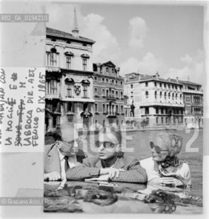 IL DIRETTORE DORCHESTRA HERBERT VON KARAJAN CON LA MOGLIE E IL DIRETTORE ARTISTICO DEL TEATRO LA FENICE E COMPOSITORE  MARIO LABROCA -  1965 - VENEZIA © 1983 ARCHIVIO Graziano Arici/Rosebud2 / MUSICA CLASSICA / MOTOSCAFO./ La cessione dei diritti si intende per quanto di nostra competenza; non comprende invece le eventuali spese relative a diritti che potranno essere richiesti dagli Enti cui appartengono le opere riprese. Tali costi, ove neccessari, e lÕespletamento di qualsivoglia pratica di richiesta permessi sono esclusivamente  a  carico del committente. .