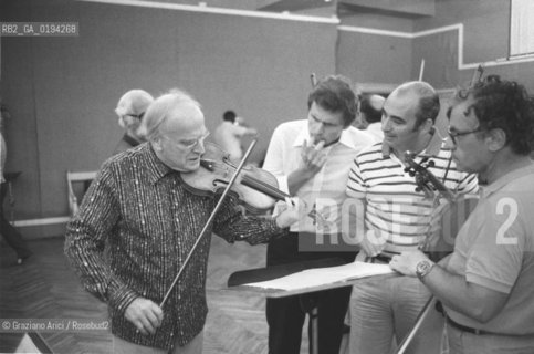 IL DIRETTORE DORCHESTRA E VIOLINISTA YEHUDI MENUHIN CON IL VIOLINISTA UTO UGHI AL TEATRO LA FENICE - VENEZIA - 1986 - ©Graziano Arici/Rosebud2 / MUSICA CLASSICA / VIOLINO