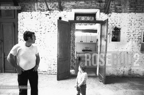 Caption: Localizzazione:.VENEZIA / MURANO.Oggetto:.Soggetto:.FABBRICA EX-MONTECATINI /  ABITAZIONI IMPROPRIE /.Cronologia:.XIX SECOLO .Definizione Culturale:.   Autore:  .   Stile: .   Editori/Stampatori:.   Committenza:.Materia e Tecnica:.Collocazione:.Note:.A26 12.Riproduzione Fotografica:.Copyright:.Graziano Arici/Rosebud2 Data:.1978.Costo:.A