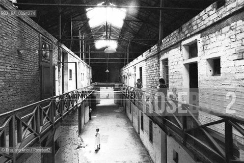 Caption: Localizzazione:.VENEZIA / MURANO.Oggetto:.Soggetto:.FABBRICA EX-MONTECATINI /  ABITAZIONI IMPROPRIE /.Cronologia:.XIX SECOLO .Definizione Culturale:.   Autore:  .   Stile: .   Editori/Stampatori:.   Committenza:.Materia e Tecnica:.Collocazione:.Note:.A26 26.Riproduzione Fotografica:.Copyright:.Graziano Arici/Rosebud2 Data:.1978.Costo:.A