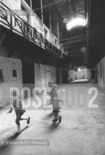 ABITAZIONI IMPROPRIE A MURANO : EX FABBRICA MONTECATINI - 1979 - ©Graziano Arici/Rosebud2 / BAMBINO / GIOCO / CASA