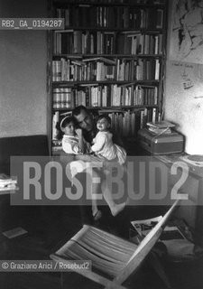 MUSICA CLASSICA ELETTRONICA COMPOSITORE CONTEMPORANEO/ LUIGI NONO CON LE FIGLIE SERENA E SILVIA / 1965 / ARCHIVIO Graziano Arici/Rosebud2 / La cessione dei diritti si intende per quanto di nostra competenza; non comprende invece le eventuali spese relative a diritti che potranno essere richiesti dalla FONDAZIONE LUIGI NONO cui appartengono le opere riprese. Tali costi, ove neccessari, e lÕespletamento di qualsivoglia pratica di richiesta permessi sono esclusivamente  a  carico del committente. .