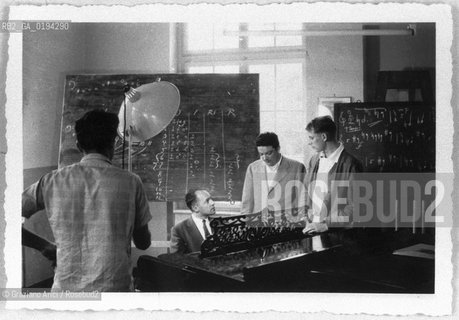 MUSICA CLASSICA ELETTRONICA COMPOSITORE CONTEMPORANEO/ LUIGI NONO CON PIERRE BOULEZ, BRUNO MADERNA E KARLHEINZ STOCKHAUSEN A DARMSTADT / 195? / ARCHIVIO Graziano Arici/Rosebud2 / La cessione dei diritti si intende per quanto di nostra competenza; non comprende invece le eventuali spese relative a diritti che potranno essere richiesti dalla FONDAZIONE LUIGI NONO cui appartengono le opere riprese. Tali costi, ove neccessari, e lÕespletamento di qualsivoglia pratica di richiesta permessi sono esclusivamente  a  carico del committente. .