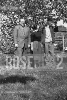 MUSICA CLASSICA ELETTRONICA COMPOSITORE CONTEMPORANEO/ LUIGI E NURIA NONO CON WOLFGANG STEINECKE / 194? / ARCHIVIO Graziano Arici/Rosebud2 / La cessione dei diritti si intende per quanto di nostra competenza; non comprende invece le eventuali spese relative a diritti che potranno essere richiesti dalla FONDAZIONE LUIGI NONO cui appartengono le opere riprese. Tali costi, ove neccessari, e lÕespletamento di qualsivoglia pratica di richiesta permessi sono esclusivamente  a  carico del committente. .