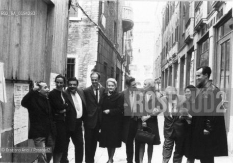 MUSICA CLASSICA ELETTRONICA COMPOSITORE CONTEMPORANEO/ LUIGI NONO CON SEVERINO GAZZELLONI, BRUNO MADERNA, BARLE BRAWN, KARL AMADEUS HARTMANN, CHRISTINA MADERNA / 195?/ ARCHIVIO Graziano Arici/Rosebud2 / La cessione dei diritti si intende per quanto di nostra competenza; non comprende invece le eventuali spese relative a diritti che potranno essere richiesti dalla FONDAZIONE LUIGI NONO cui appartengono le opere riprese. Tali costi, ove neccessari, e lÕespletamento di qualsivoglia pratica di richiesta permessi sono esclusivamente  a  carico del committente. .