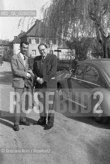 MUSICA CLASSICA ELETTRONICA COMPOSITORE CONTEMPORANEO/ LUIGI NONO A DARMSTADT CON WOLFGANG STEINECKE / 195? / ARCHIVIO Graziano Arici/Rosebud2 / La cessione dei diritti si intende per quanto di nostra competenza; non comprende invece le eventuali spese relative a diritti che potranno essere richiesti dalla FONDAZIONE LUIGI NONO cui appartengono le opere riprese. Tali costi, ove neccessari, e lÕespletamento di qualsivoglia pratica di richiesta permessi sono esclusivamente  a  carico del committente. .