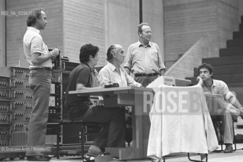 IL COMPOSITORE CONTEMPORANEO LUIGI NONO CON IL TECNICO DEL SUONO HANS PETER HALLER DURANTE LE PROVE DI UN CONCERTO - 1981 - VENEZIA - ©Graziano Arici/Rosebud2 /  MUSICA CLASSICA ELETTRONICA / PALAZZETTO DELLO SPORT/ BIENNALE MUSICA