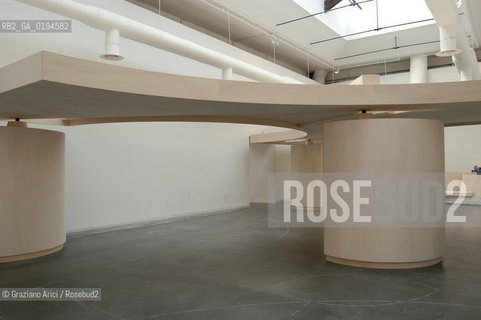 50¡ ESPOSIZIONE INTERNAZIONALE DARTE LA BIENNALE DI VENEZIA : PADIGLIONE ITALIA - LINSTALLAZIONE DI GABRIEL OROZCO - © 2003 Graziano Arici/Rosebud2