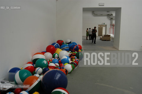 50¡ ESPOSIZIONE INTERNAZIONALE DARTE LA BIENNALE DI VENEZIA : PADIGLIONE ITALIA - LINSTALLAZIONE DI RIVANE NEUENSCHWANDER - © 2003 Graziano Arici/Rosebud2