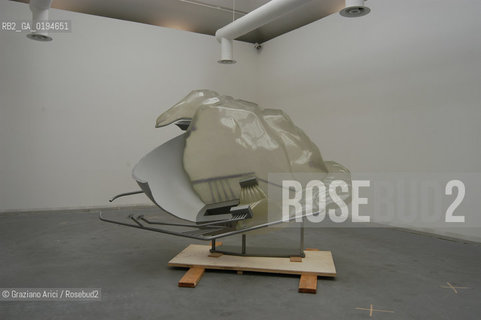 50¡ ESPOSIZIONE INTERNAZIONALE DARTE LA BIENNALE DI VENEZIA : PADIGLIONE ITALIA - LINSTALLAZIONE DI JENIFER PASTOR. - © 2003 Graziano Arici/Rosebud2