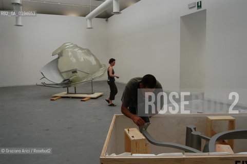 50¡ ESPOSIZIONE INTERNAZIONALE DARTE LA BIENNALE DI VENEZIA : PADIGLIONE ITALIA - LINSTALLAZIONE DI JENIFER PASTOR. - © 2003 Graziano Arici/Rosebud2