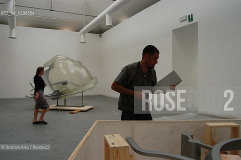 50¡ ESPOSIZIONE INTERNAZIONALE DARTE LA BIENNALE DI VENEZIA : PADIGLIONE ITALIA - LINSTALLAZIONE DI JENIFER PASTOR. - © 2003 Graziano Arici/Rosebud2