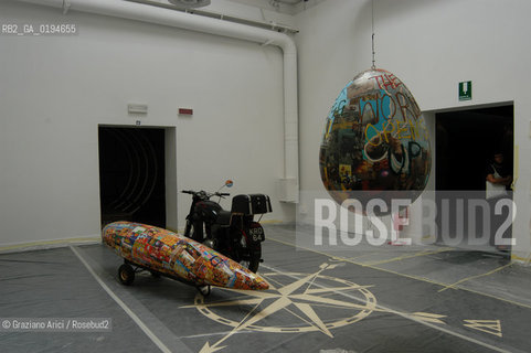 50¡ ESPOSIZIONE INTERNAZIONALE DARTE LA BIENNALE DI VENEZIA : PADIGLIONE ITALIA - LINSTALLAZIONE DI SARAH LUCAS - © 2003 Graziano Arici/Rosebud2