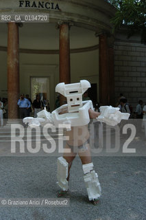 50¡ ESPOSIZIONE INTERNAZIONALE DARTE LA BIENNALE DI VENEZIA - GIARDINI - PERFORMANCE © 2003 Graziano Arici/Rosebud2