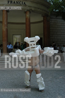 50¡ ESPOSIZIONE INTERNAZIONALE DARTE LA BIENNALE DI VENEZIA - GIARDINI - PERFORMANCE © 2003 Graziano Arici/Rosebud2