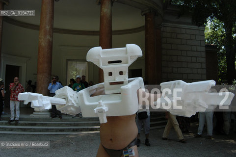 50¡ ESPOSIZIONE INTERNAZIONALE DARTE LA BIENNALE DI VENEZIA - GIARDINI - PERFORMANCE © 2003 Graziano Arici/Rosebud2