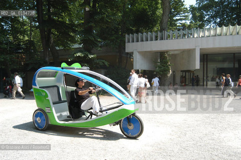 50¡ ESPOSIZIONE INTERNAZIONALE DARTE LA BIENNALE DI VENEZIA - GIARDINI -  © 2003 Graziano Arici/Rosebud2