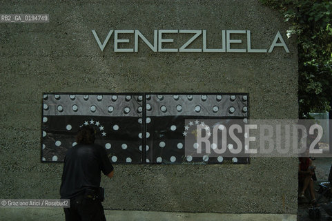 50¡ ESPOSIZIONE INTERNAZIONALE DARTE LA BIENNALE DI VENEZIA - GIARDINI - PADIGLIONE DELVENEZUELA © 2003 Graziano Arici/Rosebud2