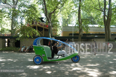 50¡ ESPOSIZIONE INTERNAZIONALE DARTE LA BIENNALE DI VENEZIA - GIARDINI -  © 2003 Graziano Arici/Rosebud2