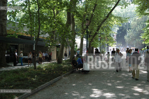 50¡ ESPOSIZIONE INTERNAZIONALE DARTE LA BIENNALE DI VENEZIA - GIARDINI -   © 2003 Graziano Arici/Rosebud2