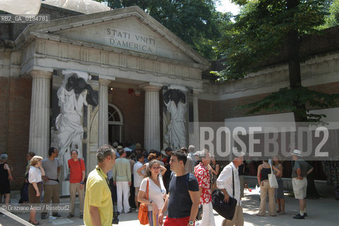 50¡ ESPOSIZIONE INTERNAZIONALE DARTE LA BIENNALE DI VENEZIA - GIARDINI - PADIGLIONE DEGLI STATI UNITI DAMERICA -   © 2003 Graziano Arici/Rosebud2