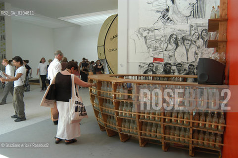 50¡ ESPOSIZIONE INTERNAZIONALE DARTE LA BIENNALE DI VENEZIA - GIARDINI - PADIGLIONE DELLOLANDA -  © 2003 Graziano Arici/Rosebud2