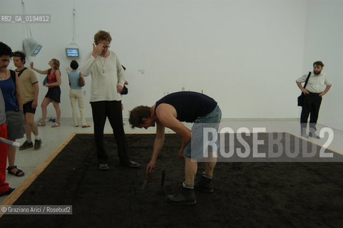 50¡ ESPOSIZIONE INTERNAZIONALE DARTE LA BIENNALE DI VENEZIA - GIARDINI - PADIGLIONE DELLOLANDA  © 2003 Graziano Arici/Rosebud2