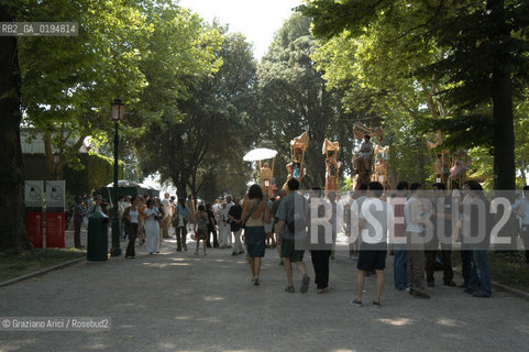 50¡ ESPOSIZIONE INTERNAZIONALE DARTE LA BIENNALE DI VENEZIA - GIARDINI -   © 2003 Graziano Arici/Rosebud2