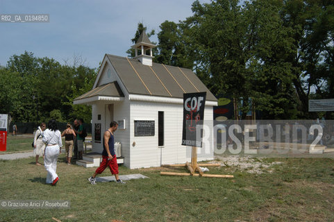 50¡ ESPOSIZIONE INTERNAZIONALE DARTE LA BIENNALE DI VENEZIA - ARSENALE - GIARDINO ALLE TESE - UTOPIA STATION -  © 2003 Graziano Arici/Rosebud2
