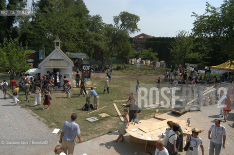 50¡ ESPOSIZIONE INTERNAZIONALE DARTE LA BIENNALE DI VENEZIA - ARSENALE - GIARDINO ALLE TESE - UTOPIA STATION -  © 2003 Graziano Arici/Rosebud2