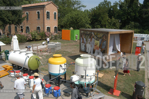 50¡ ESPOSIZIONE INTERNAZIONALE DARTE LA BIENNALE DI VENEZIA - ARSENALE - GIARDINO ALLE TESE - UTOPIA STATION -  © 2003 Graziano Arici/Rosebud2