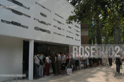 50¡ ESPOSIZIONE INTERNAZIONALE DARTE LA BIENNALE DI VENEZIA CODA AL PADIGLIONE DI ISRAELE   © 2003 Graziano Arici/Rosebud2