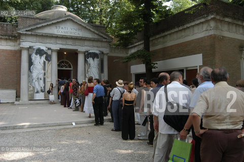 50¡ ESPOSIZIONE INTERNAZIONALE DARTE LA BIENNALE DI VENEZIA CODA AL PADIGLIONE USA   © 2003 Graziano Arici/Rosebud2