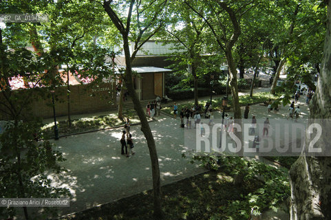 50¡ ESPOSIZIONE INTERNAZIONALE DARTE LA BIENNALE DI VENEZIA -  GIARDINI DELLA BIENNALE -  © 2003 Graziano Arici/Rosebud2