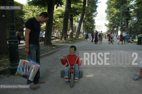 50¡ ESPOSIZIONE INTERNAZIONALE DARTE LA BIENNALE DI VENEZIA - OPERA DI MAURIZIO CATTELAN -  © 2003 Graziano Arici/Rosebud2
