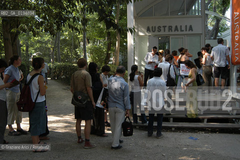 50¡ ESPOSIZIONE INTERNAZIONALE DARTE LA BIENNALE DI VENEZIA -  CODA AL PADIGLIONE DI AUSTRALIA -  © 2003 Graziano Arici/Rosebud2