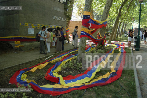 50¡ ESPOSIZIONE INTERNAZIONALE DARTE LA BIENNALE DI VENEZIA -  IL PADIGLIONE DEL VENEZUELA CHIUSO E IN LUTTO PER PROTESTA CONTRO IL GOVERNO -  © 2003 Graziano Arici/Rosebud2
