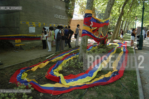 50¡ ESPOSIZIONE INTERNAZIONALE DARTE LA BIENNALE DI VENEZIA -  IL PADIGLIONE DEL VENEZUELA CHIUSO E IN LUTTO PER PROTESTA CONTRO IL GOVERNO -  © 2003 Graziano Arici/Rosebud2