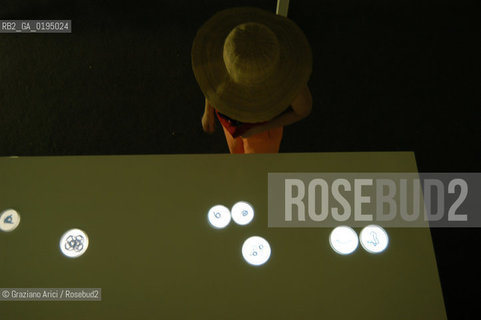 50¡ ESPOSIZIONE INTERNAZIONALE DARTE LA BIENNALE DI VENEZIA ISRAEL PAVILLION INSTALLATION OF THE ARTIST MICHAL ROVNER  © 2003 Graziano Arici/Rosebud2/GRAZIA NERI