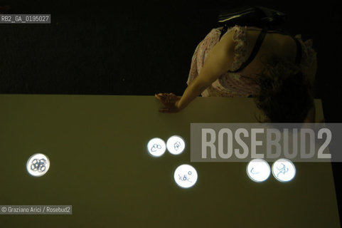 50¡ ESPOSIZIONE INTERNAZIONALE DARTE LA BIENNALE DI VENEZIA ISRAEL PAVILLION INSTALLATION OF THE ARTIST MICHAL ROVNER  © 2003 Graziano Arici/Rosebud2/GRAZIA NERI